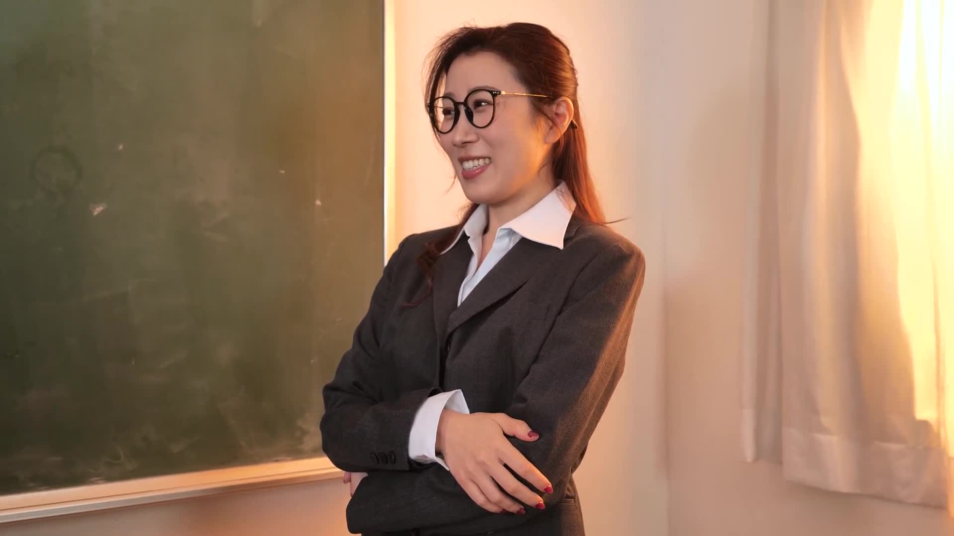 眼鏡×職業扮演 完美風格・野野花澤展現性感成熟風情 - AV大平台 - 中文字幕，成人影片，AV，國產，線上看