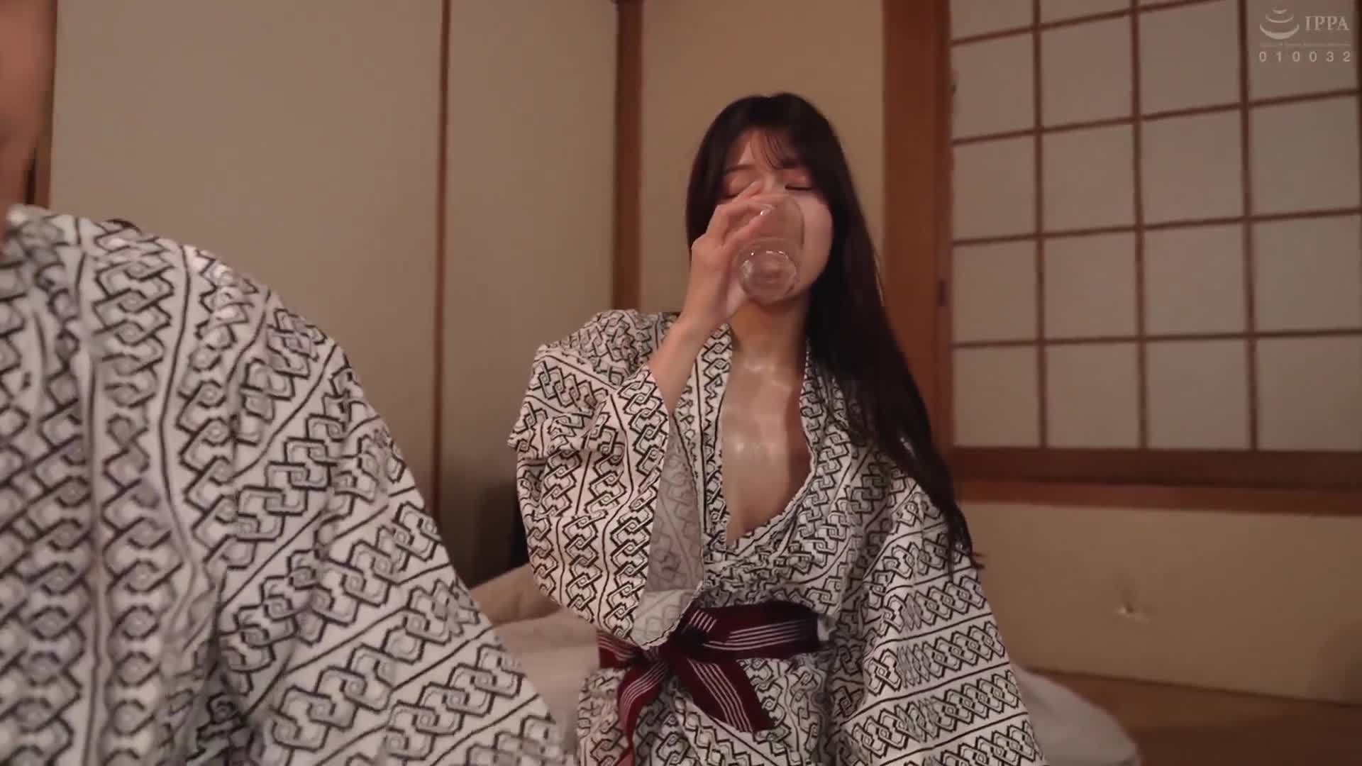 出差住宿因為我的疏忽，和認真的女同事同房！而且空調壞了，房間像蒸氣浴室一樣悶熱，讓女同事不開心和我一起滿頭大汗…太熱睡不著，我們喝酒後女同事醉倒，突然變得撒嬌！因汗黏在浴衣上，胸部和內褲盡露… - AV大平台 - 中文字幕，成人影片，AV，國產，線上看