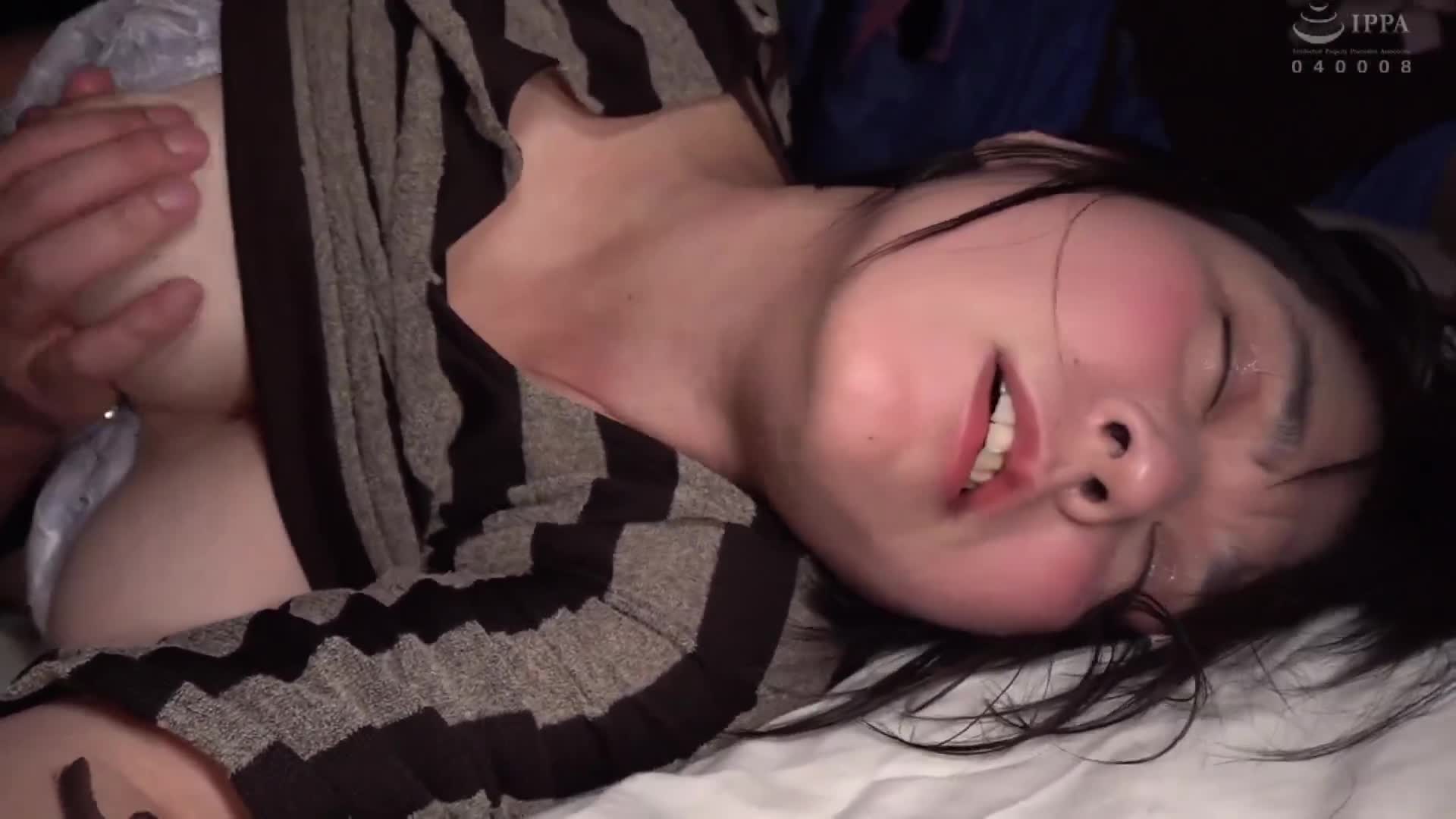 ［閲覧注意］輪姦●姧映像-無剪輯「婦女強●犯罪記錄」-束縛無限陰道射精！-氯仿和電擊棍使昏●，媚藥使人格崩壞-美肌妻遭強吸柔巨乳痛苦不堪-持續被●姧哭泣卻屈服男根墮落...-八咲唯 - AV大平台 - 中文字幕，成人影片，AV，國產，線上看