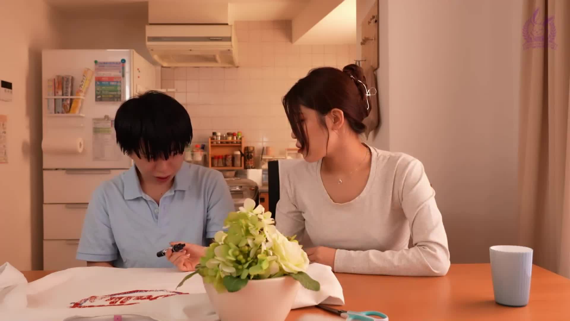 [AI解碼版]我母親生氣時會吃香腸，這算是毒親嗎？碧那美海 - AV大平台 - 中文字幕，成人影片，AV，國產，線上看