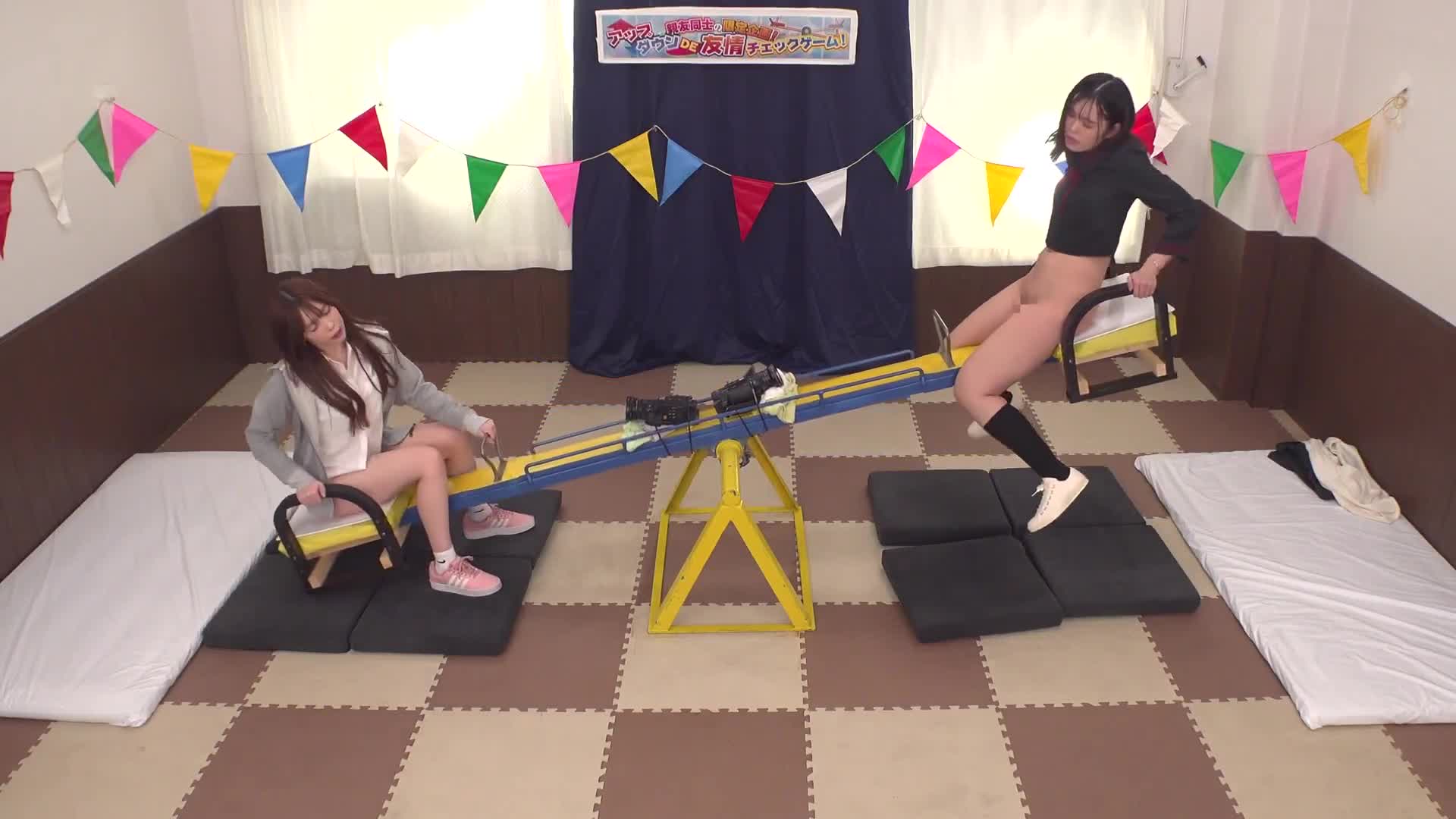 素人綜藝 知心好友女學生對決！巨大固定假屌鞦韆對戰！插入狀態下擺動，先潮噴5次為勝！輸了就即時插入中出！上下運動刺激，未成熟的陰道被成年大雞雞激烈插擊，潮！潮！不停止！ - AV大平台 - 中文字幕，成人影片，AV，國產，線上看