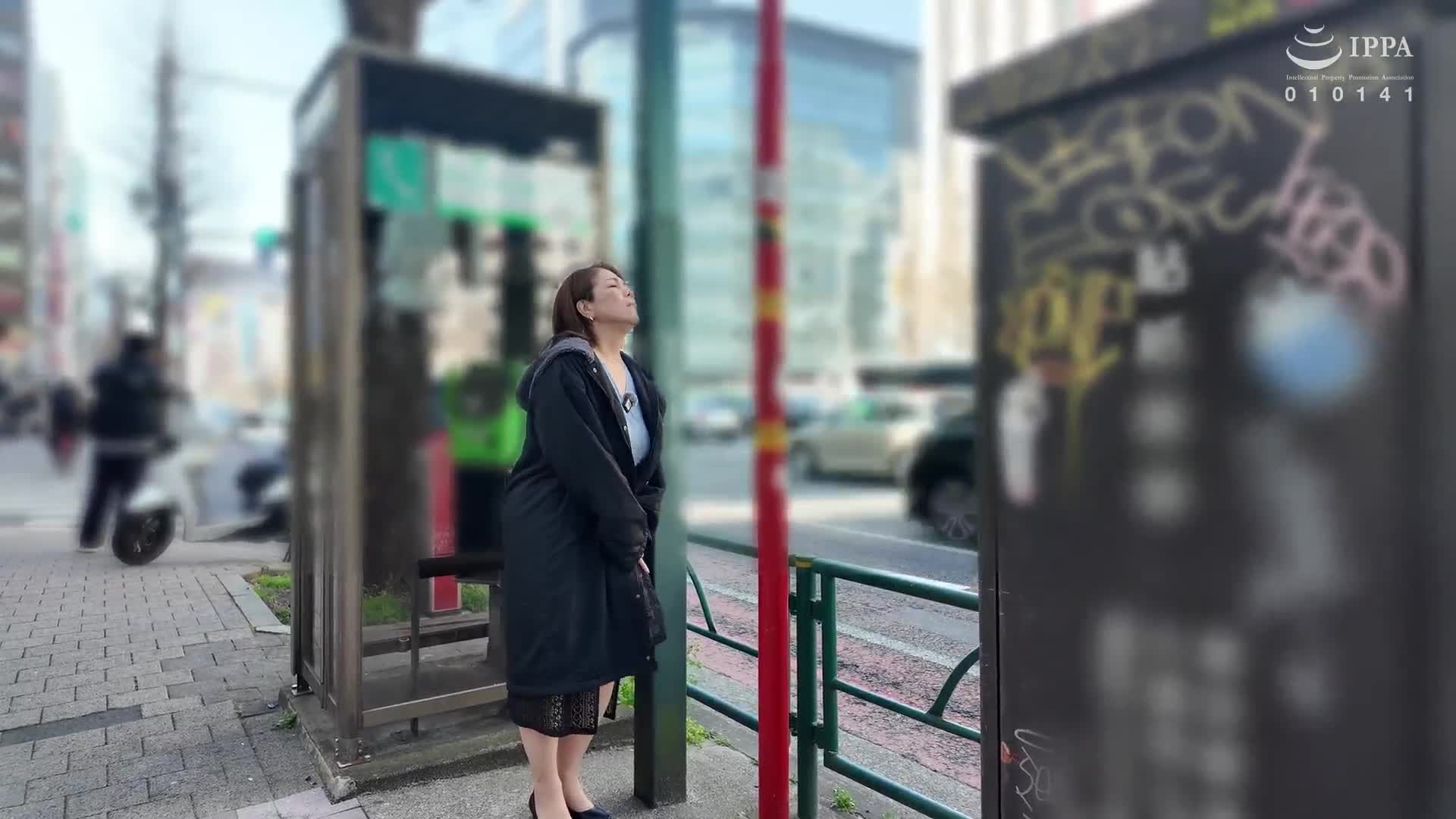 年紀懸殊的帥哥，體驗初次單獨飲酒，閉經的女性妻子達到理性的極限，在沒有安全套的情況下激烈地要求生交，享受多次在喜愛的騎乘姿勢中品嚐生精液，饞婦美花52歲。 - AV大平台 - 中文字幕，成人影片，AV，國產，線上看